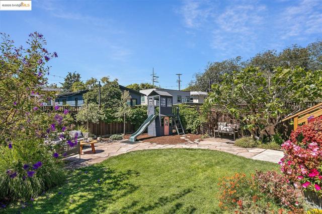 2310 Spaulding Ave, Berkeley CA: https://media.crmls.org/mediaz/9a3c82b1-6981-4c04-ab8a-201ed606c6d9.jpg
