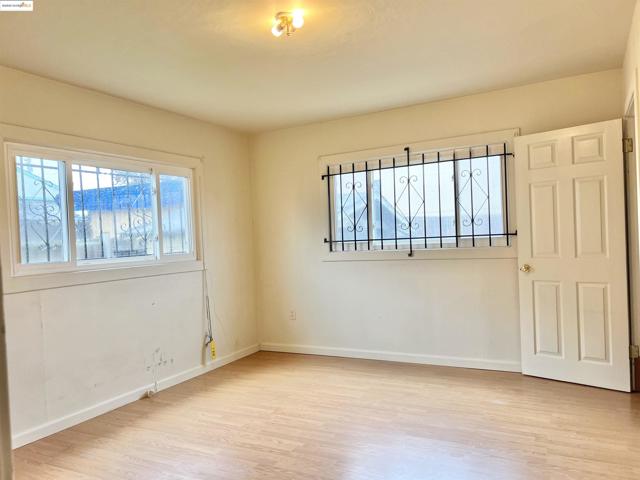 9719 Holly St, Oakland CA: https://media.crmls.org/mediaz/9a3f1d4d-d188-4ebc-a9b6-70a5413fef37.jpg