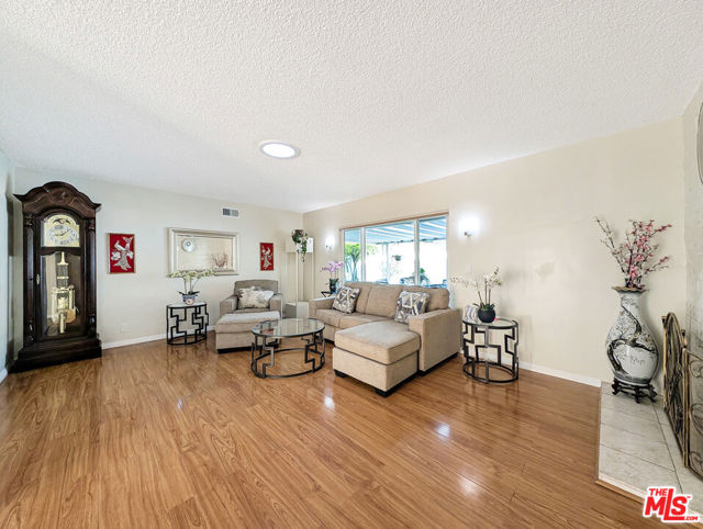 3308 Sparr Boulevard, Glendale CA: https://media.crmls.org/mediaz/9a4064c5-11d7-4a34-bfd3-95365bf21944.jpg