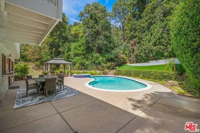 10411 Windtree Drive, Bel Air CA: https://media.crmls.org/mediaz/9a4100a8-5e63-48b6-b252-fd0670d64e3b.jpg