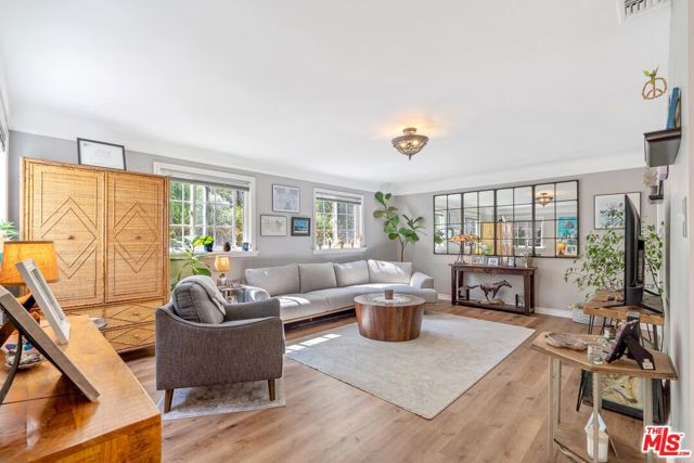 11316 Sunshine Terrace, Studio City CA: https://media.crmls.org/mediaz/9a41229a-158f-4688-b01a-375751eb296d.jpg