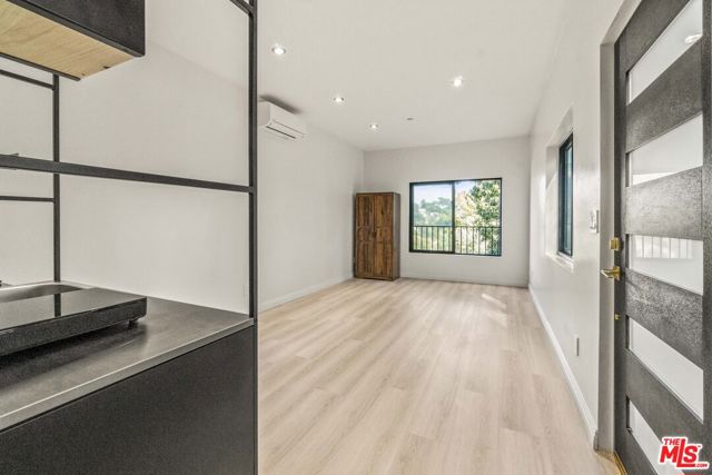 2315 Loma Vista Place, Los Angeles CA: https://media.crmls.org/mediaz/9a4159dc-8f24-489a-b295-506f09b3d8dd.jpg