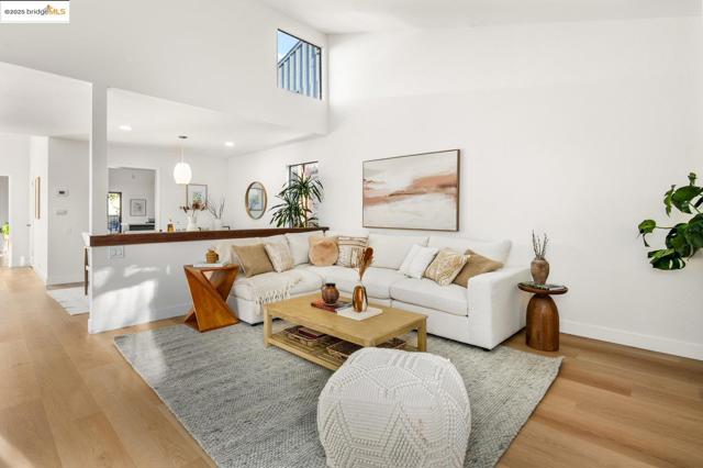 568 Vistamont Ave, Berkeley CA: https://media.crmls.org/mediaz/9a4162af-87b8-4584-b4e7-a88d660e15f8.jpg