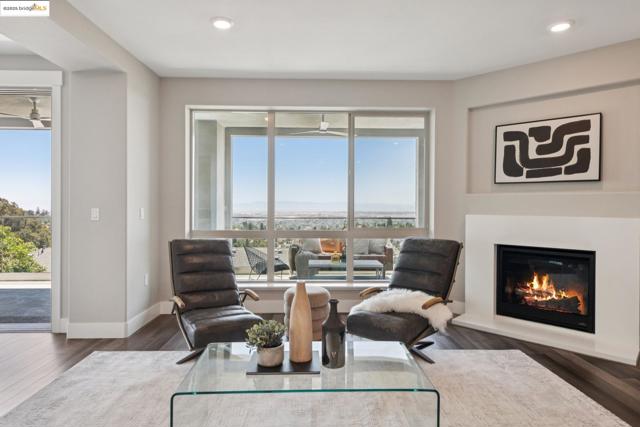 6757 Skyview Dr, Oakland CA: https://media.crmls.org/mediaz/9a4180aa-fb18-4979-9daa-f354e52bbf4a.jpg