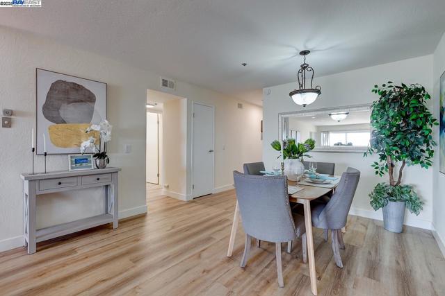 1001 Shoreline Dr, Alameda CA: https://media.crmls.org/mediaz/9a43872d-3c51-4cbf-8cbc-89447fb98959.jpg