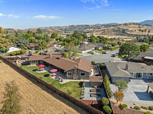 60 Dots Circle, Hollister CA: https://media.crmls.org/mediaz/9a44adba-3ed9-4862-bf18-0590cee7f130.jpg