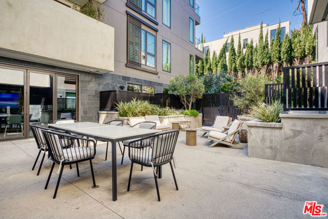 411 S Hamel Road, Los Angeles CA: https://media.crmls.org/mediaz/9a44e7ef-eaa6-41b0-b0c5-8ee583c3df1e.jpg