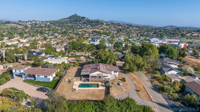 2231 Oak Hill Dr, Escondido CA: https://media.crmls.org/mediaz/9a45c4f7-6860-4b2d-94c5-f4137806ac8d.jpg