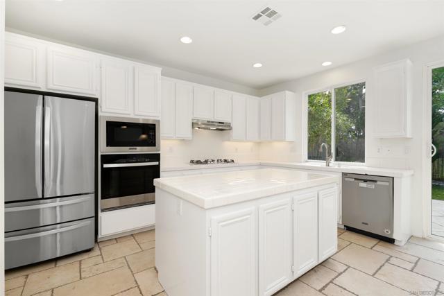 1020 Crystal Springs Pl, Escondido CA: https://media.crmls.org/mediaz/9a46dc1e-0d94-4ef5-b2e3-8647b78d8936.jpg