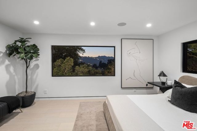 3290 N Knoll Drive, Los Angeles CA: https://media.crmls.org/mediaz/9a4771a2-a33f-4e63-a6eb-4577c5f60e84.jpg