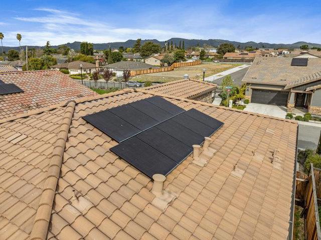 2008 White Oak Drive, Hollister CA: https://media.crmls.org/mediaz/9a47e365-9516-4c06-b5b1-9fffd1e85730.jpg