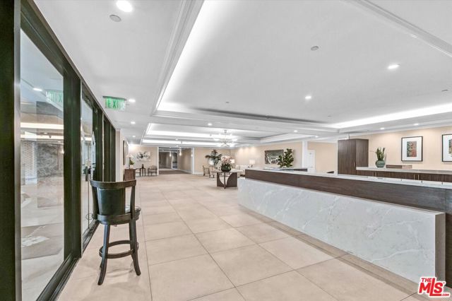 300 N Swall Drive, Beverly Hills CA: https://media.crmls.org/mediaz/9a4809e4-66fb-4c53-bed5-75519c3597de.jpg