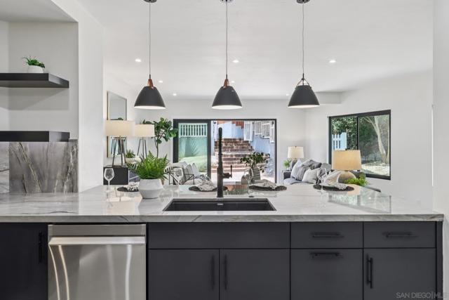 8560 Sunrise Ave, La Mesa CA: https://media.crmls.org/mediaz/9a48654a-65f0-4c3f-b618-225df41e49c7.jpg