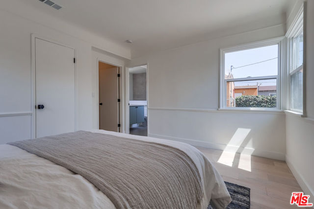9116 S Wilton Place, Los Angeles CA: https://media.crmls.org/mediaz/9a48ffa9-e473-4e16-94e1-e8e81690ad39.jpg