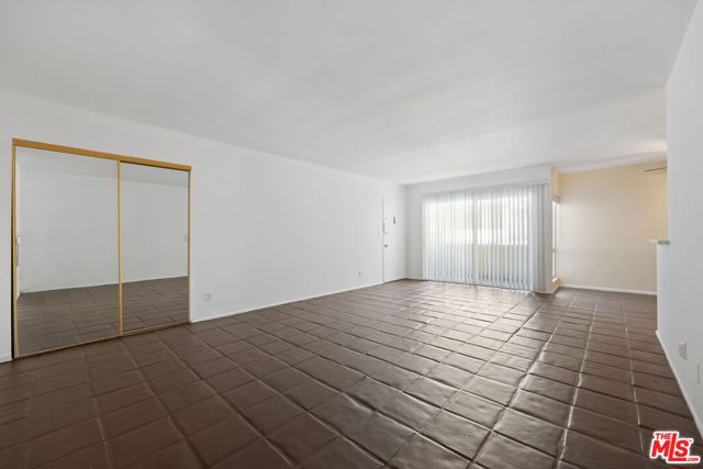 5328 Newcastle Avenue, Encino CA: https://media.crmls.org/mediaz/9a491573-dcdc-4f5c-a07a-4ac077d8b9de.jpg