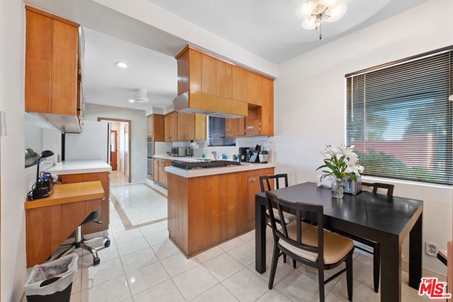4260 S Cloverdale Avenue, Los Angeles CA: https://media.crmls.org/mediaz/9a496f86-525e-45fc-aabc-5f56200657c7.jpg