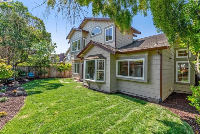 82 Applegate Way, Alameda CA: https://media.crmls.org/mediaz/9a499404-9269-4a6b-9d89-872e5163e7fc.jpg