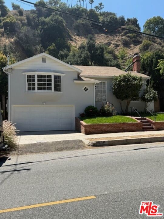 2515 Canyon Drive, Los Angeles CA: https://media.crmls.org/mediaz/9a4a5763-ccfc-4a99-9dac-cf85d6a391e1.jpg