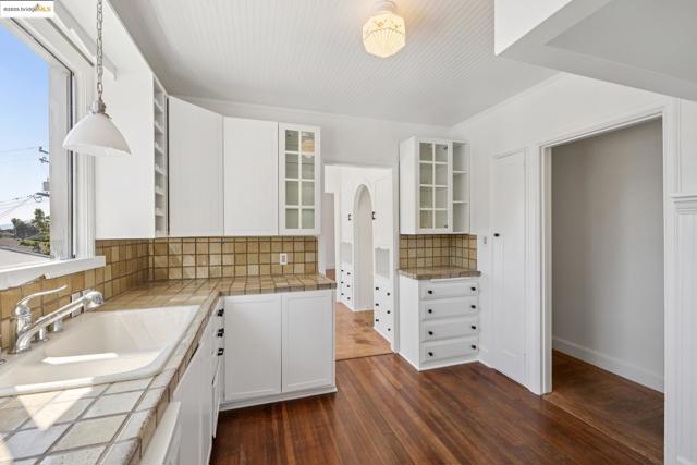 84 Portsmouth Rd, Piedmont CA: https://media.crmls.org/mediaz/9a4a7129-b7a4-44d0-9f49-7af5494c9f9d.jpg