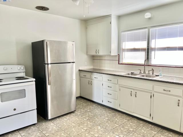 3594 Somerset Ave, Castro Valley CA: https://media.crmls.org/mediaz/9a4abcd3-443f-4221-8c9f-b914a1895716.jpg