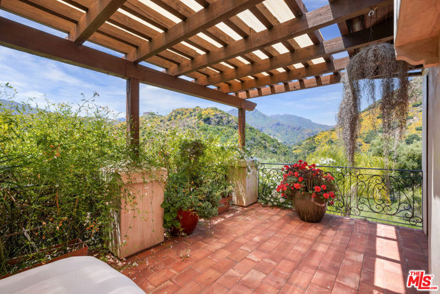 31823 Lobo Canyon Road, Agoura Hills CA: https://media.crmls.org/mediaz/9a4af3ce-fbca-4f00-a968-3b075f0beaea.jpg