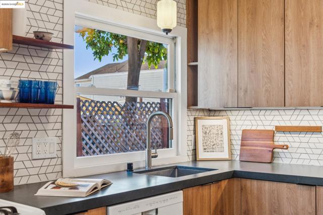 350 Henry St, Oakland CA: https://media.crmls.org/mediaz/9a4b3964-8651-4671-8f2e-506bb9ee7467.jpg