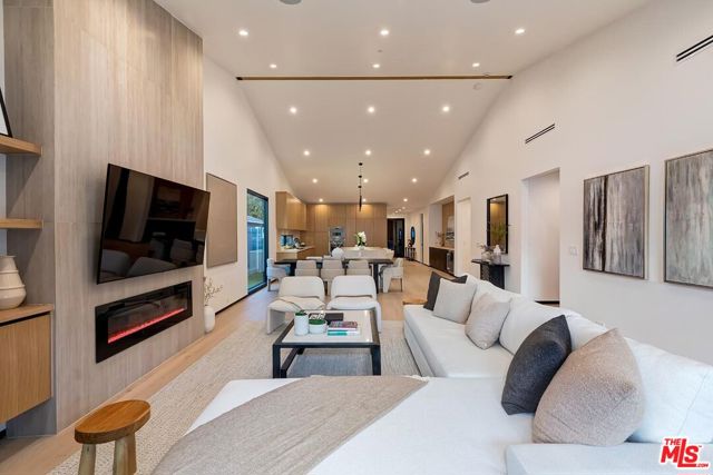5437 Noble Avenue, Sherman Oaks CA: https://media.crmls.org/mediaz/9a4ba14c-a872-441d-89e2-074b33a85f64.jpg
