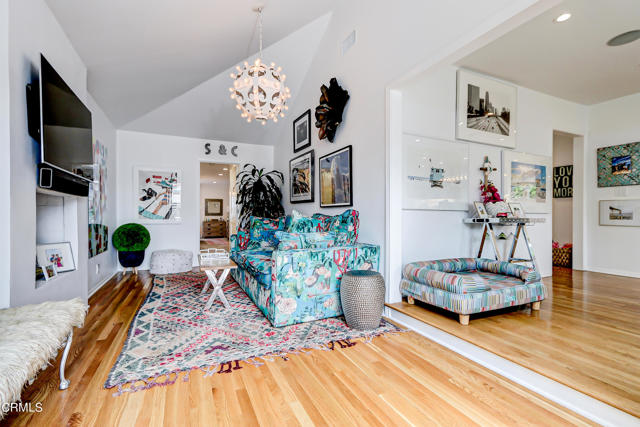 Navarro - 3509 Laurel_Living room2