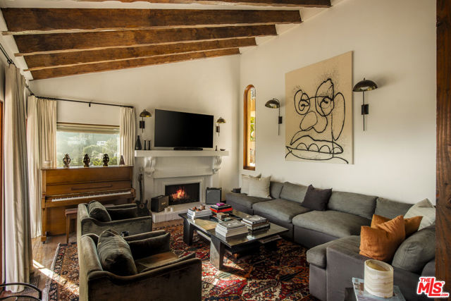 2820 Westshire Drive, Los Angeles CA: https://media.crmls.org/mediaz/9a4bf319-7558-45d6-ae1c-01613da310b5.jpg