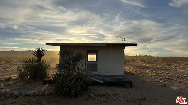 5170 Dusty Mile Road, Landers CA: https://media.crmls.org/mediaz/9a4c1d6b-c3fc-4cf2-abd8-ff07a9ef8656.jpg