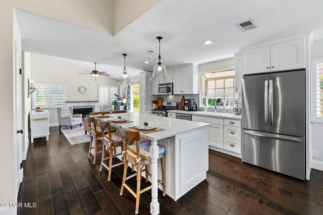 4570 N Vistapark Drive, Moorpark CA: https://media.crmls.org/mediaz/9a4c1f84-ebd5-4b00-a82a-e3724f83d135.jpg