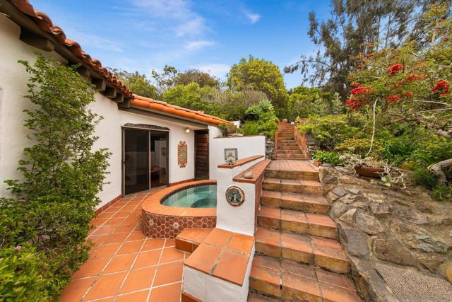 7520 Hillside Dr, La Jolla CA: https://media.crmls.org/mediaz/9a4c6793-79ed-4328-8829-f708f2842b73.jpg