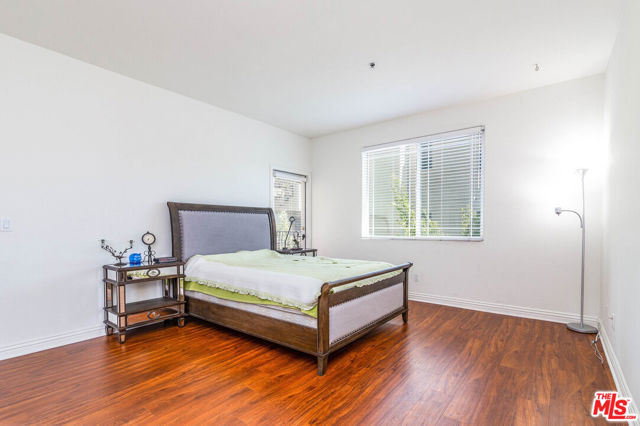 5132 Maplewood Avenue, Los Angeles CA: https://media.crmls.org/mediaz/9a4cc627-a3ca-4ff6-ac05-839d796e2256.jpg