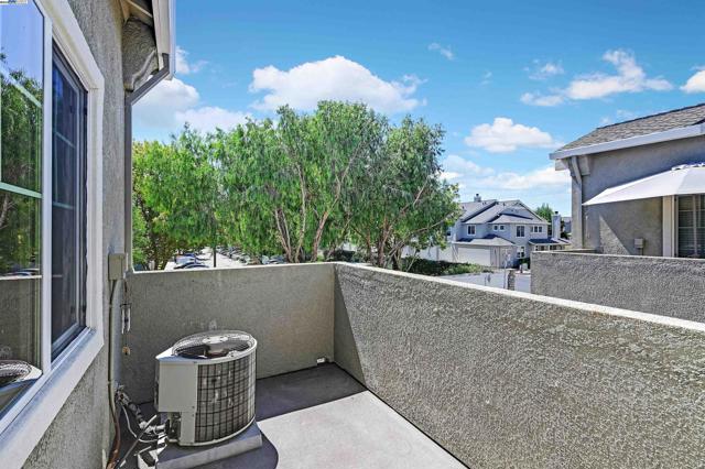 51 Bellington Cmn, Livermore CA: https://media.crmls.org/mediaz/9a4d9391-c382-44c3-9285-d18e56ef93c8.jpg