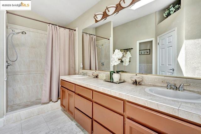 1281 Sea Vista Dr, Brentwood CA: https://media.crmls.org/mediaz/9a4dfc59-2860-4af5-a47f-b517a4400253.jpg