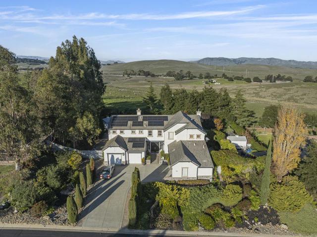 310 Via Vaquero Norte, San Juan Bautista CA: https://media.crmls.org/mediaz/9a4e1b66-ba61-46ce-96cc-08b30942933a.jpg