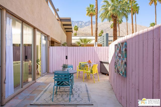 1111 E Palm Canyon Drive, Palm Springs CA: https://media.crmls.org/mediaz/9a4e7422-76f8-44ac-90d8-f78049a90403.jpg