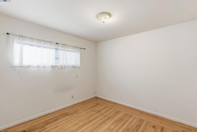 2133 Clinton Ave, Alameda CA: https://media.crmls.org/mediaz/9a4e830e-a94a-4685-a387-a6cca2fc8d8c.jpg