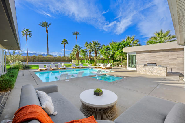 51165 Evangeline Way, La Quinta CA: https://media.crmls.org/mediaz/9a4fcf48-2f05-4a73-87aa-b4f3a092b2e1.jpg