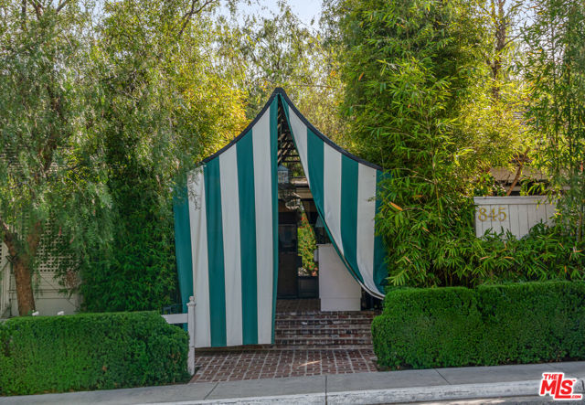 8535 W West Knoll Drive, West Hollywood CA: https://media.crmls.org/mediaz/9a51525c-c8f5-422f-87e9-27f18ef62969.jpg