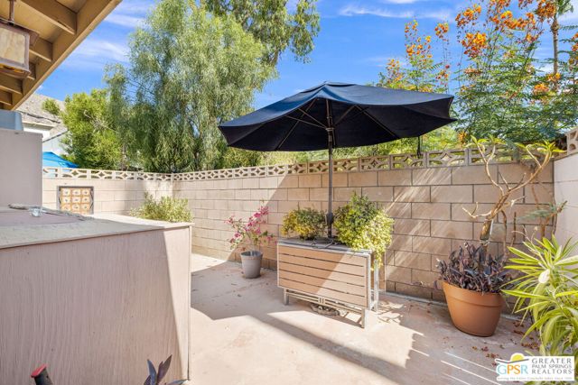 587 S Calle Ajo, Palm Springs CA: https://media.crmls.org/mediaz/9a515563-62c4-44a4-b591-d7da86279f26.jpg