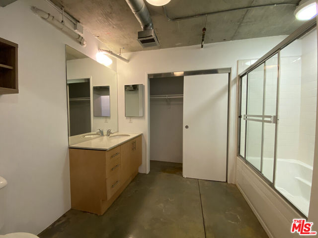 1130 S Flower Street, Los Angeles CA: https://media.crmls.org/mediaz/9a517ba2-9fa2-4481-8486-7461aa57389b.jpg