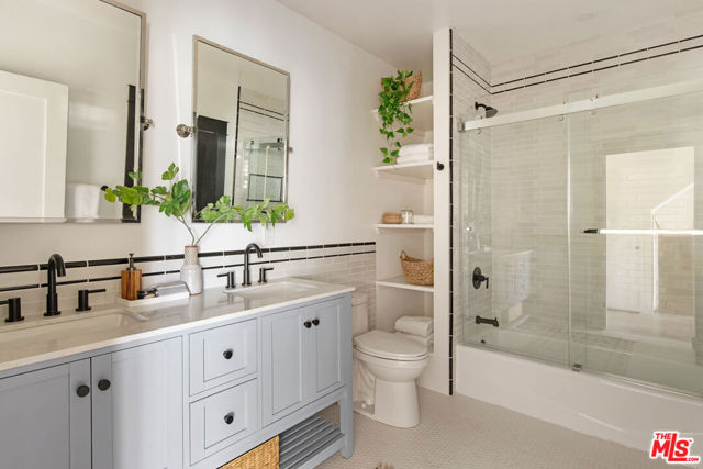 844 E Kensington Road, Los Angeles CA: https://media.crmls.org/mediaz/9a51a62c-24bd-422d-b86a-fe7d6e88480d.jpg