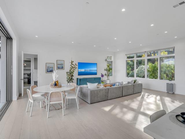 60 Glengarry Way, Hillsborough CA: https://media.crmls.org/mediaz/9a51e3b0-517d-4f5b-8c29-c3086a55e98a.jpg