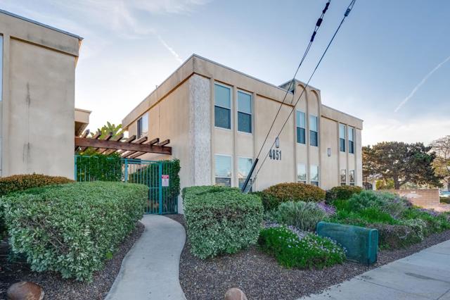 4851 Cole St, San Diego CA: https://media.crmls.org/mediaz/9a523be6-8ecb-4bdb-96bf-32db9b3a7112.jpg