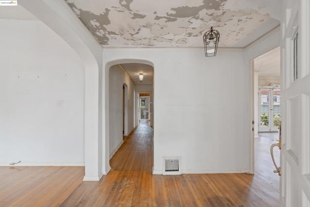 1136 S Ridgeley, Los Angeles CA: https://media.crmls.org/mediaz/9a527ed0-6633-4b30-88f0-2cfc193d94c8.jpg