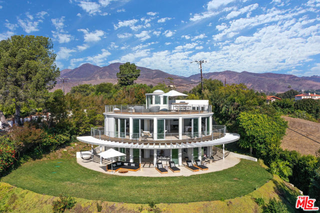 6375 Gayton Place, Malibu CA: https://media.crmls.org/mediaz/9a5323e6-8cf3-47a6-8a73-4105d9293368.jpg