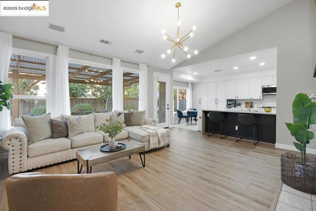 1030 Orchid Dr, Brentwood CA: https://media.crmls.org/mediaz/9a5354bb-27cc-465d-a045-11562845e20f.jpg
