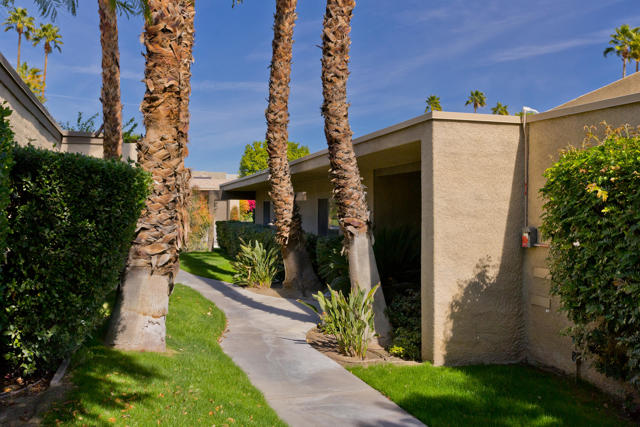 1291 Tiffany N Circle, Palm Springs CA: https://media.crmls.org/mediaz/9a539193-c93c-47b2-8701-38aa6a978b1b.jpg