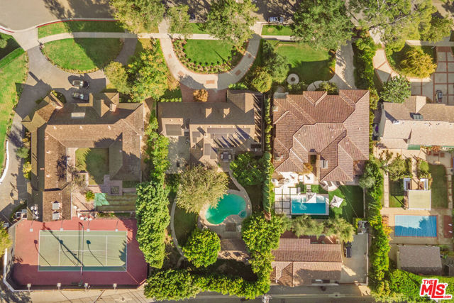 723 N Sierra Drive, Beverly Hills CA: https://media.crmls.org/mediaz/9a5403ed-f2e8-4980-b80c-46719d704f12.jpg